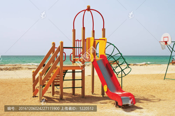 海邊兒童游樂場(chǎng)。
