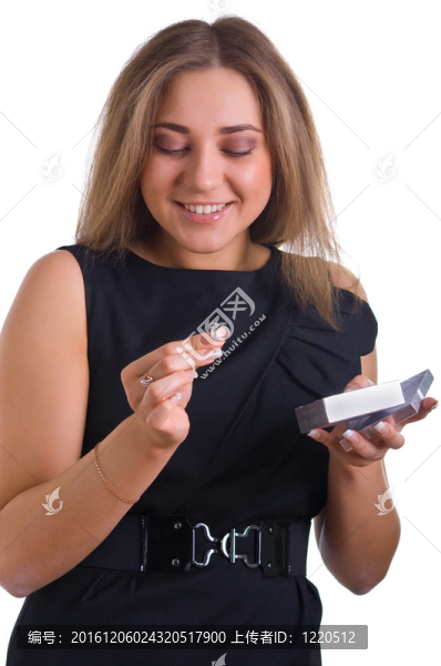 穿黑色連衣裙的女孩帶著禮物