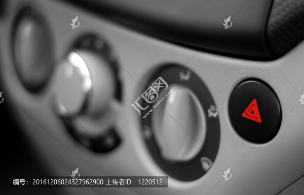 汽車儀表板上的紅色緊急按鈕