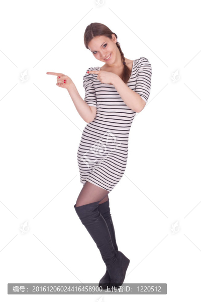 微笑的年輕漂亮的長發(fā)女人在穿著