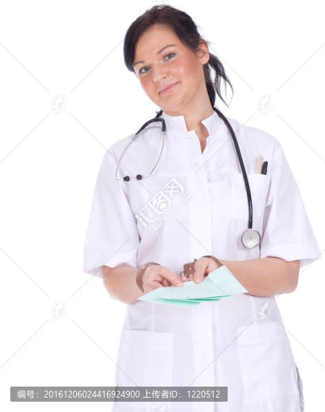 白色制服的女醫(yī)生用聽診器醫(yī)療；；戴著手銬保持信封