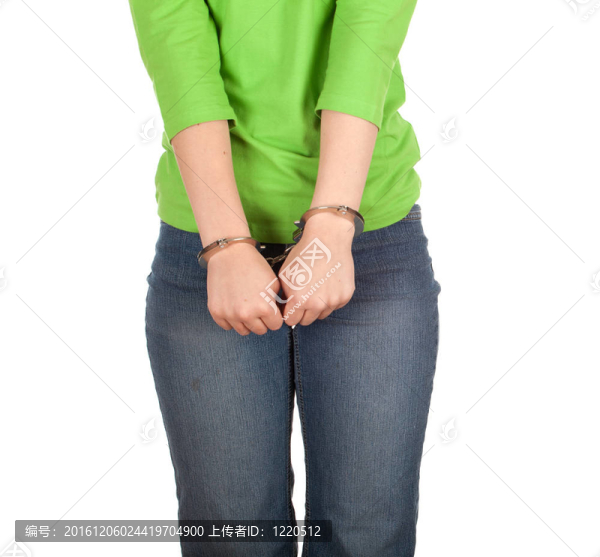 用帶著手銬的雙手的年輕女人身體的一部分