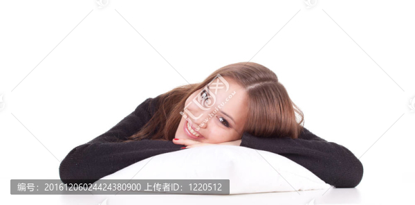 美麗的年輕黑發(fā)女人與白色枕頭