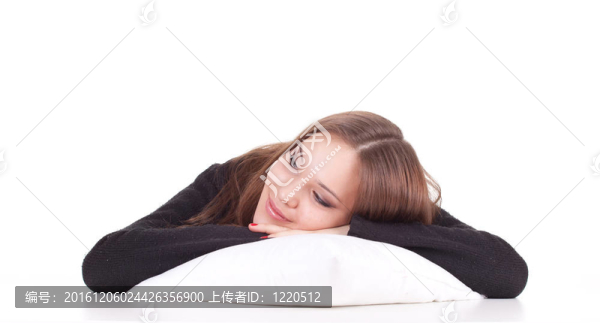 美麗的年輕黑發(fā)女人與白色枕頭