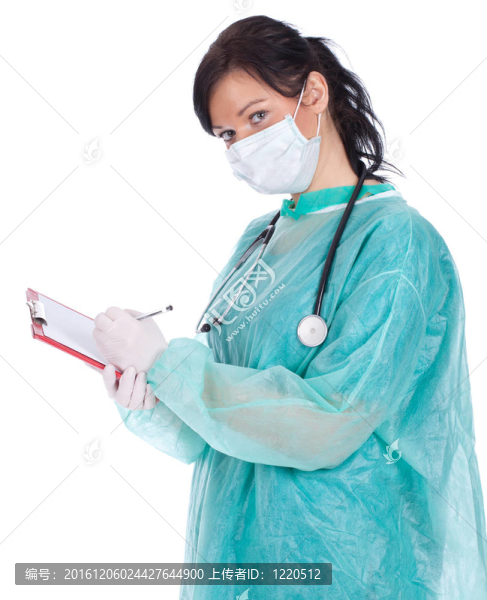 年輕女性醫(yī)生在綠色制服和醫(yī)療面具與剪貼板