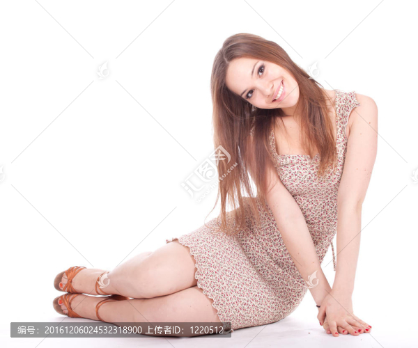 微笑的年輕漂亮的長發(fā)女人穿著