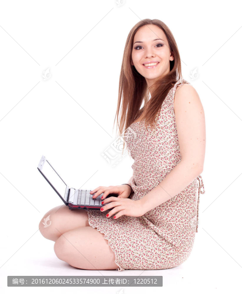 微笑；年輕的棕色頭發(fā)女人穿著電腦