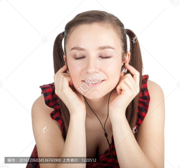微笑的女孩在耳機和MP3播放器