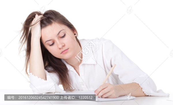 體貼的年輕女子在空白卡片上寫(xiě)字或繪畫(huà)