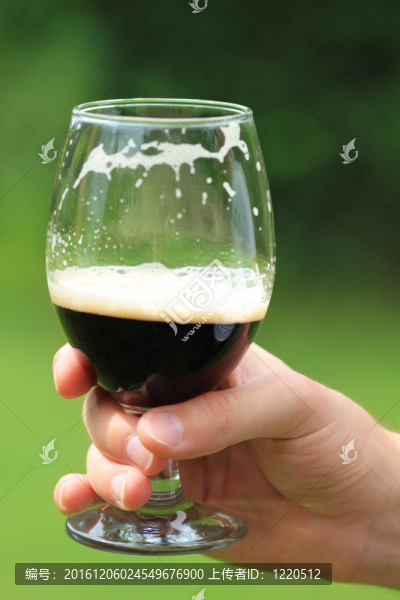 一杯啤酒的人