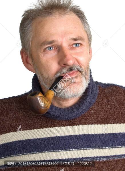 帶煙斗的成年男子