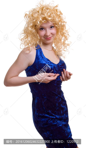 穿藍(lán)色連衣裙的金發(fā)女孩