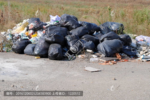 非法傾倒地面與許多黑色垃圾袋和廢物