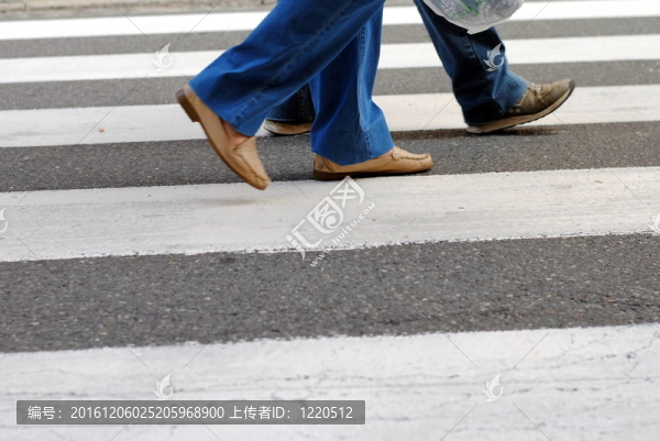 經典城市斑馬線與人的腳