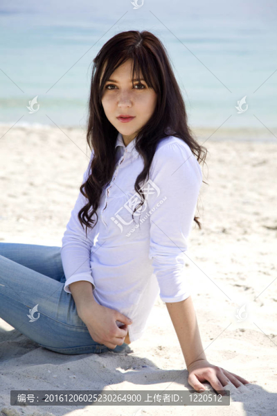 陽光明媚的海灘上時尚年輕女性。