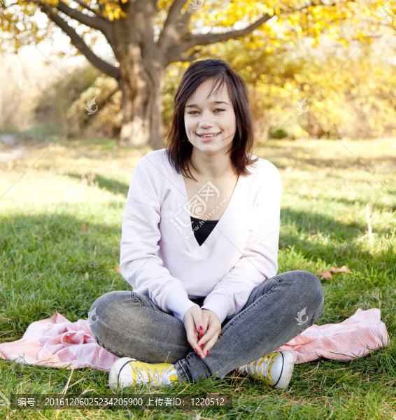 在公園里，美麗的黑發(fā)女孩。