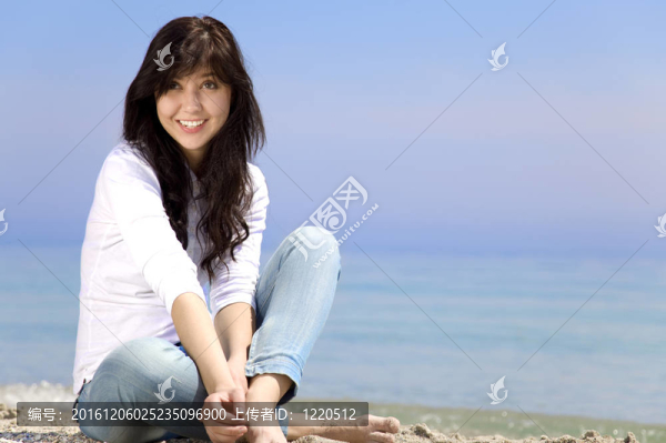 陽光明媚的海灘上時尚年輕女性。