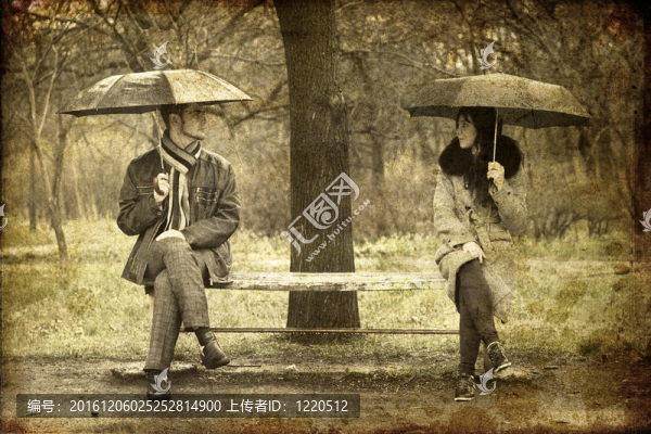 兩個(gè)坐在板凳在下雨天。舊圖像風(fēng)格照片。
