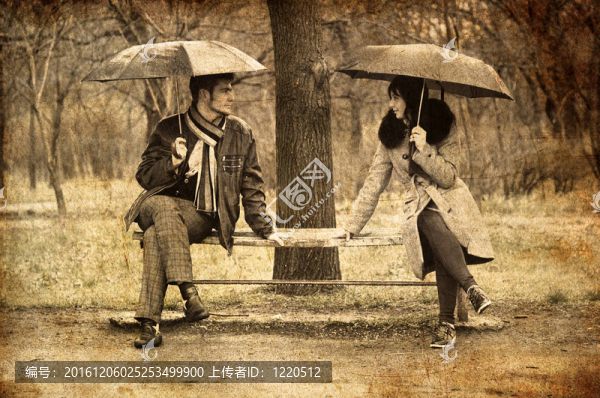 兩個坐在板凳在下雨天。舊圖像風(fēng)格照片。