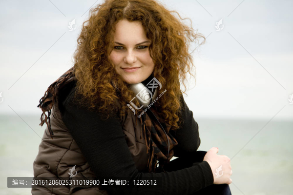 少女在戶外的肖像。