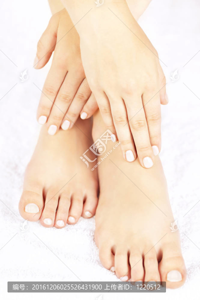 女性的腳和手