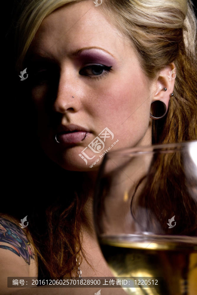 接近一個(gè)女人與葡萄酒