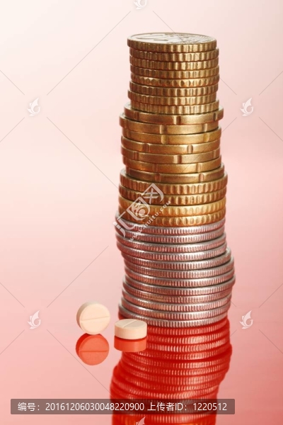 丸standig旁邊堆硬幣