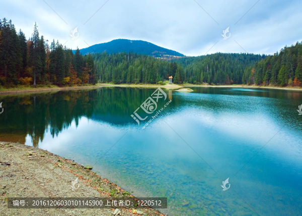 秋天synevir山湖