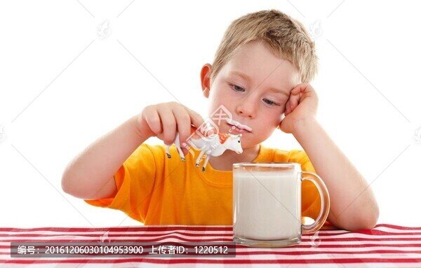 小孩在牛奶杯后面玩玩具奶牛