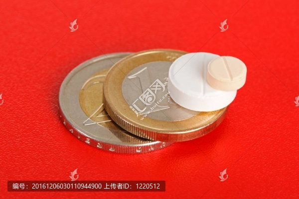 歐元硬幣上的兩顆藥丸的宏觀