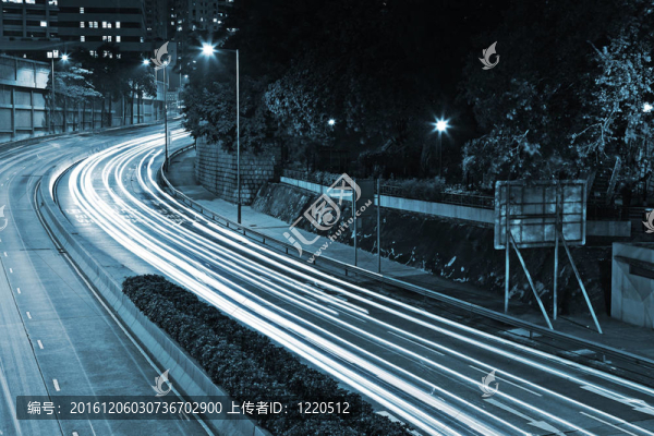 夜間穿過城市的交通