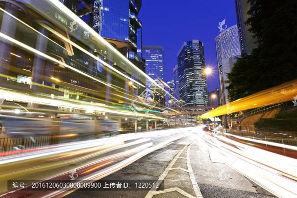 夜間穿過(guò)城市的交通