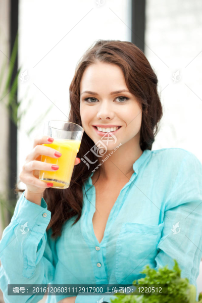 美麗的女人與玻璃汁
