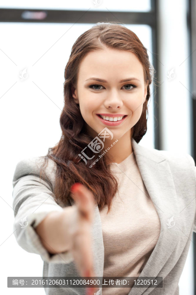 張開手準備握手的女人