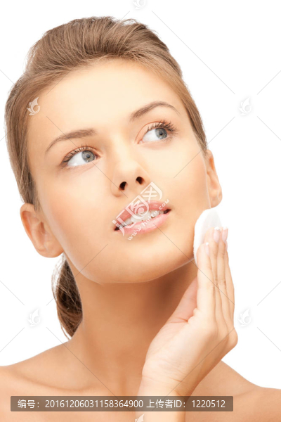 漂亮的女人用棉墊