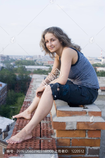 屋頂上的年輕女人