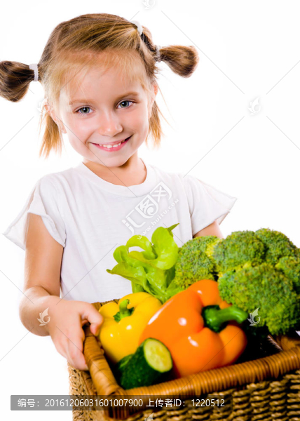 小女孩帶著蔬菜
