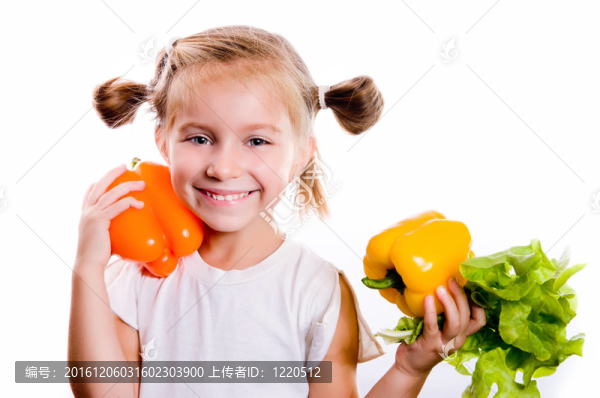 小女孩帶著蔬菜