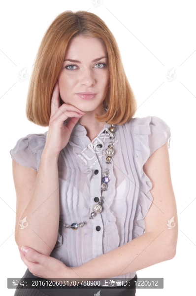 穿著襯衫和裙子的嚴格的年輕女子