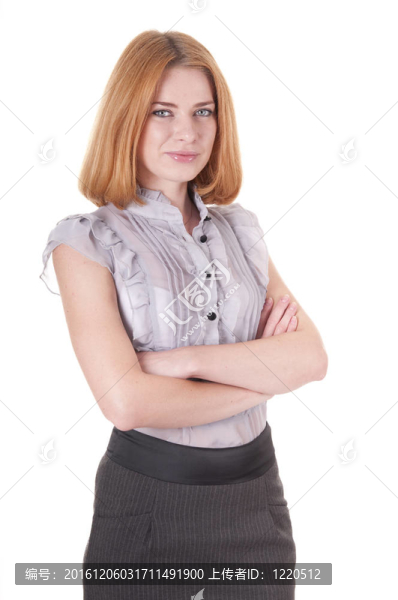 穿著襯衫和裙子的微笑的年輕女子