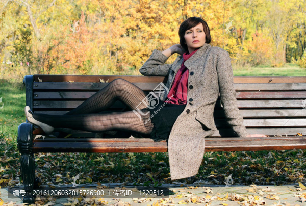公園長(zhǎng)椅上的女孩