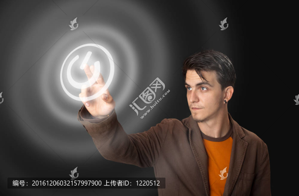 男子按下觸摸屏按鈕