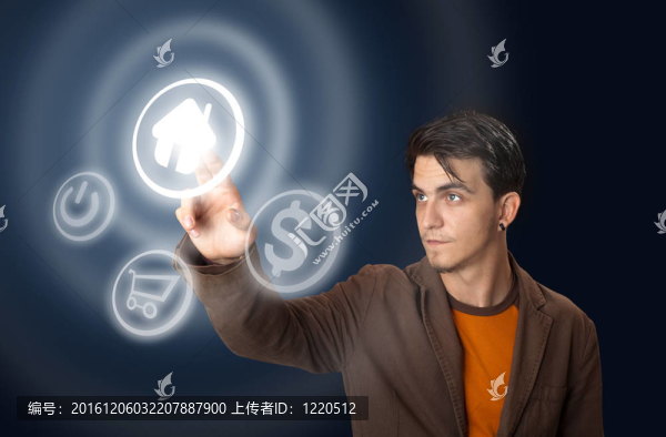 男子按下觸摸屏按鈕