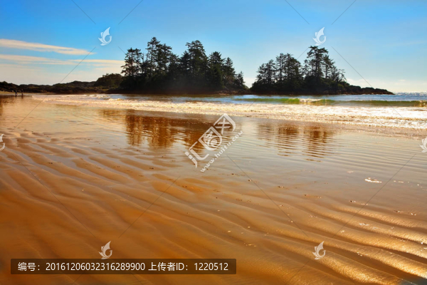 島上的海灘在外流時
