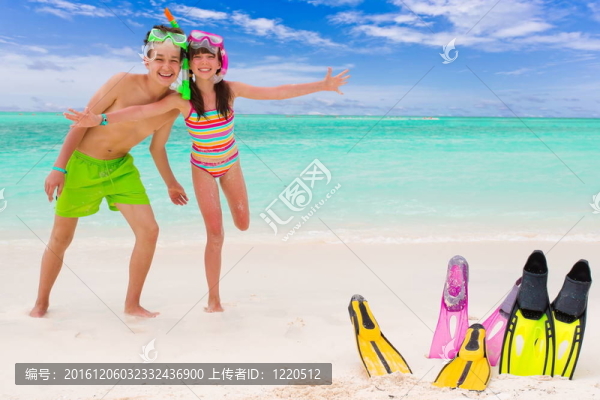 在海灘上玩耍的孩子們