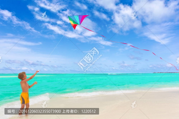 男孩在海灘上放風(fēng)箏