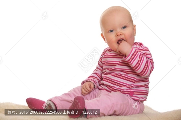坐在地板上的快樂寶貝