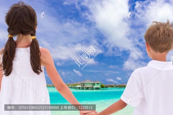兒童手持海