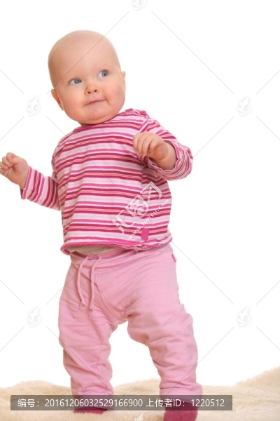 女嬰的第一步