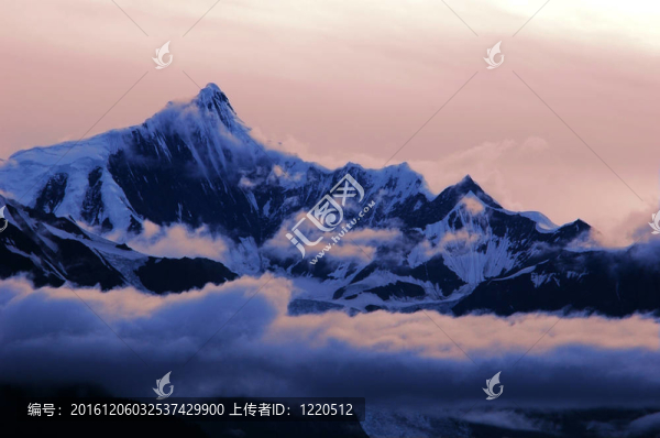 云中雪山